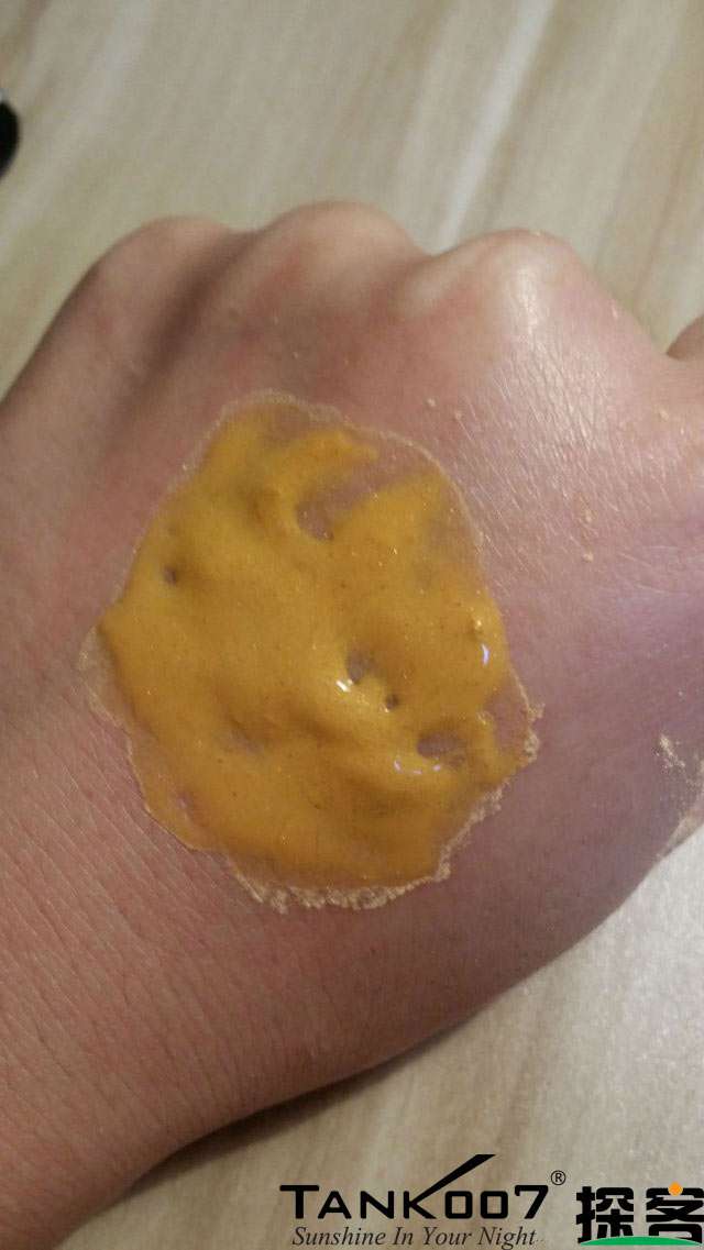 客戶買了紫光手電驗熒光劑，先拿面膜大姨媽巾開刀 