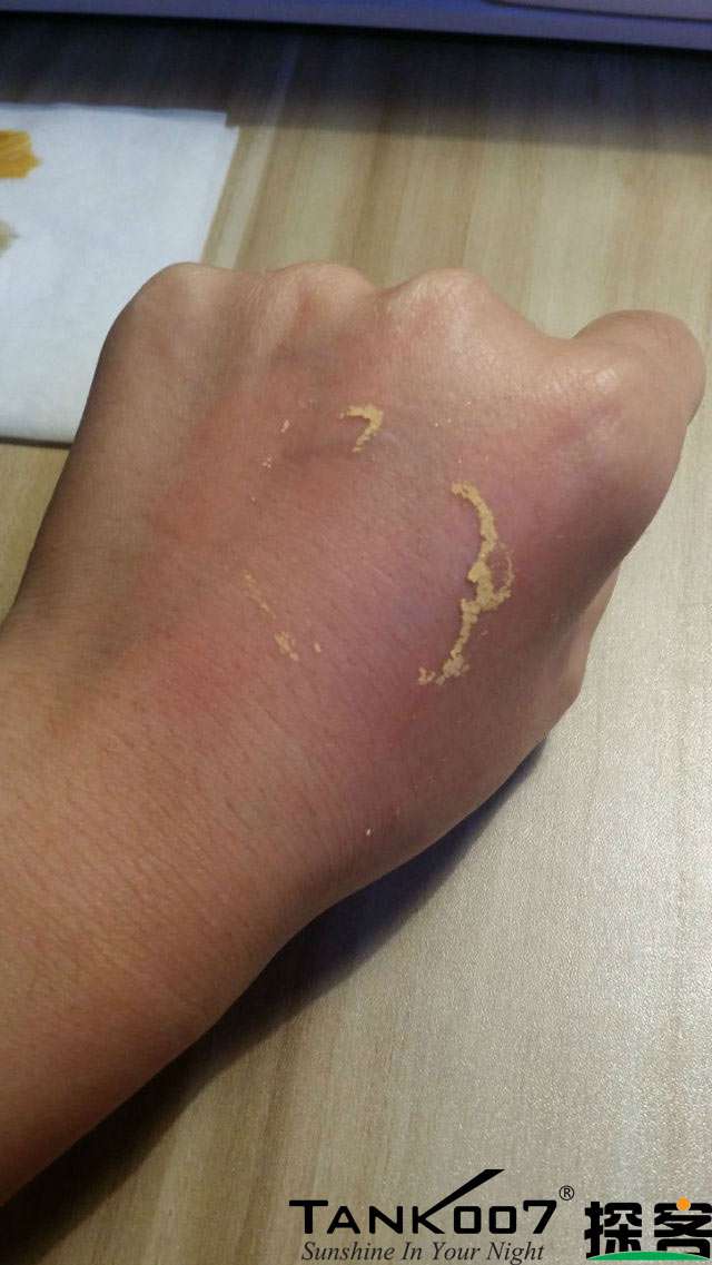 客戶買了紫光手電驗熒光劑，先拿面膜大姨媽巾開刀 