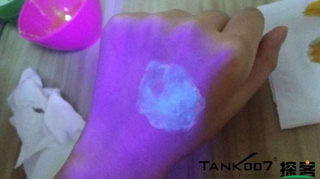 客戶買了紫光手電驗熒光劑，先拿面膜大姨媽巾開刀 