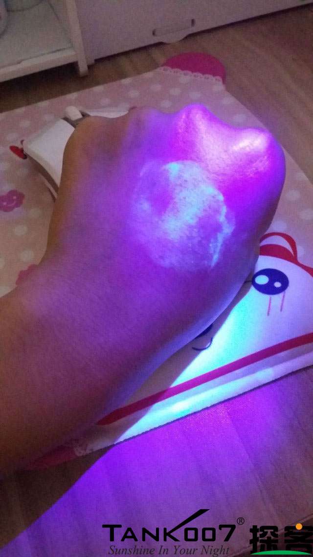 客戶買了紫光手電驗熒光劑，先拿面膜大姨媽巾開刀 